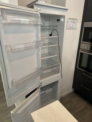 un réfrigérateur ouvert dans une cuisine sans porte
