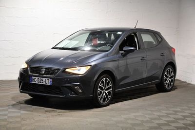 la photo d'une voiture grise garée dans un garage