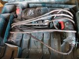 une boîte à outils contenant des outils, posée sur le sol