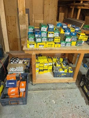 plusieurs boîtes de piles de différents types posées sur un établi