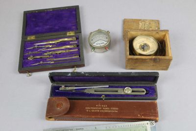 Lot d'OUTILS anciens comprenant voltmètre, psychomètre de la…