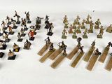 un grand nombre de figurines posées sur une table