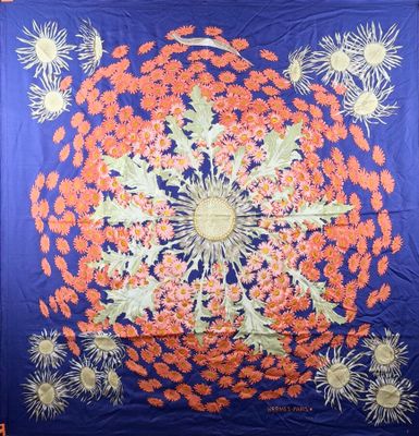 une couette orange et bleue ornée d'un motif circulaire