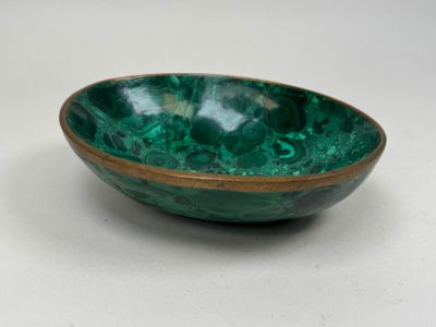 bol marbré vert sur fond blanc, avec un bord marron