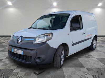 la camionnette blanche est garée dans une grande pièce au sol en damier