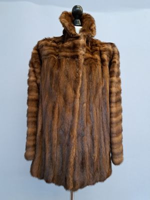 Veste courte en vison brun, montage vertical puis horizontal… - Photo 1