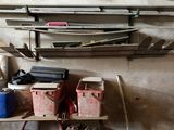 une étagère sur laquelle sont posés des outils, dans un garage