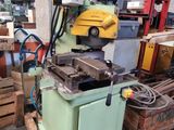 une photo d'une machine posée sur une palette dans un entrepôt