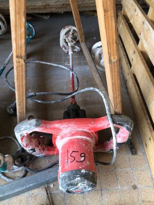 une borne d'incendie rouge posée au milieu d'une pièce
