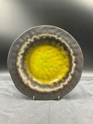une assiette jaune et noire posée sur une table