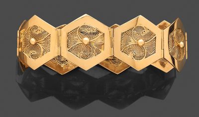un bracelet en or 18 carats orné d'hexagones et de fleurs