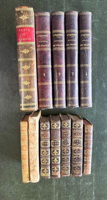 Plusieurs vieux livres sont alignés sur une surface verte