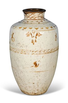 un vase blanc avec un couvercle marron posé sur une surface blanche