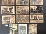 plusieurs vieilles photographies en noir et blanc représentant des personnes et des véhicules, accrochées au mur