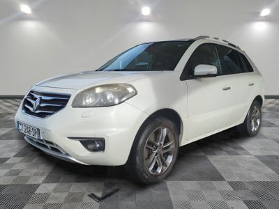 la voiture blanche est garée sur un sol en damier dans le garage
