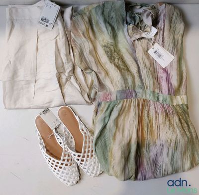 une photo montrant des vêtements et des chaussures de femme posés sur une table