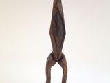 statue d'un homme debout sur un socle en bois, sur fond blanc