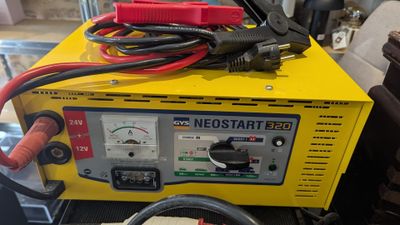 un boîtier jaune sur lequel se trouvent des fils et un chargeur
