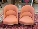 deux chaises posées sur un tapis, à même le sol