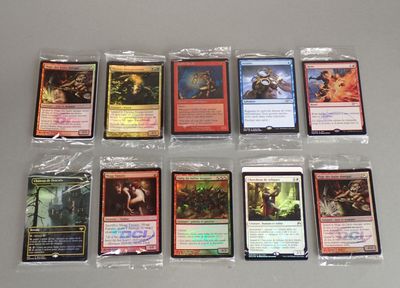 un lot de cartes posées sur une table