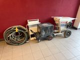 une machine posée par terre à côté d'un chariot