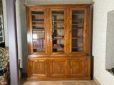 une armoire en bois avec une porte vitrée dans un salon