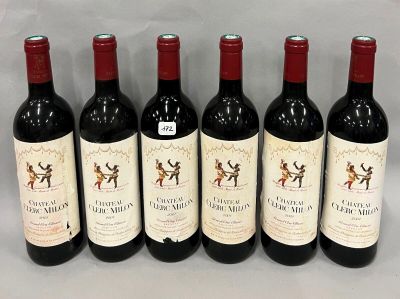 six bouteilles de vin sont alignées sur une table