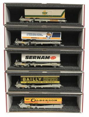 six wagons de train miniature sont empilés les uns sur les autres dans une vitrine