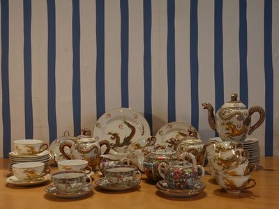 une table sur laquelle sont disposées de nombreuses tasses à thé et à café avec leurs soucoupes