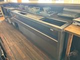 une photo d'une cuisine équipée d'appareils électroménagers en inox et dotée d'un parquet