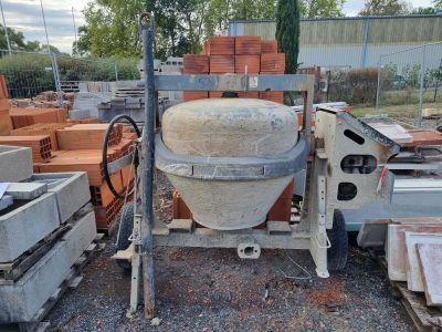 une bétonnière qui est garée dans une cour