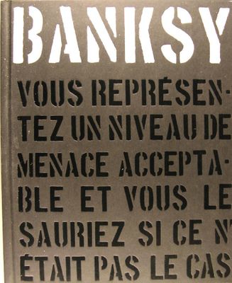 une pancarte portant l'inscription « Banksy » sur le mur d'un immeuble