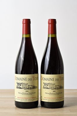 deux bouteilles de vin posées l'une à côté de l'autre sur une table en bois