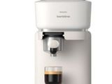 une machine à café sur laquelle est posée une tasse de café
