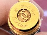 une personne tenant une bague en or sur laquelle figure une image