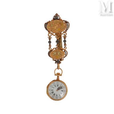 une horloge dorée accrochée au mur