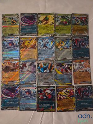 Les cartes Pokémon sont disposées sur la table, prêtes à être jouées.