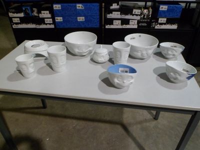 de nombreux bols et tasses posés sur une table dans un magasin