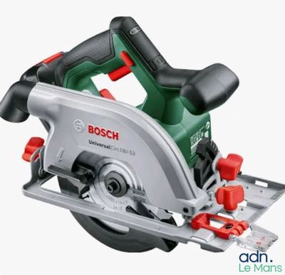 La scie circulaire Bosch sert à couper un morceau de bois.