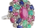 Gros plan sur une bague ornée de pierres multicolores