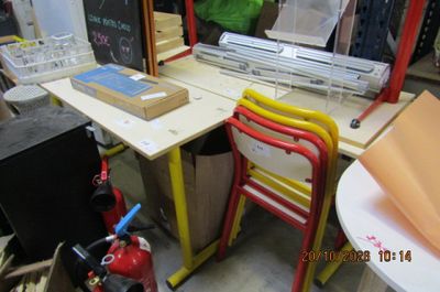 un bureau sur lequel se trouvent une chaise et une borne d'incendie