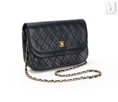 un sac à bandoulière Chanel en cuir matelassé noir avec des finitions dorées