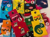 Plusieurs paires de chaussettes pour enfants sont posées sur une table.