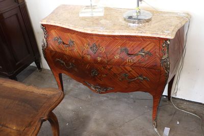 une table sur laquelle est posée une lampe, à côté d'une chaise