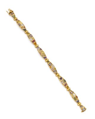 un bracelet en or avec des pierres multicolores sur fond blanc