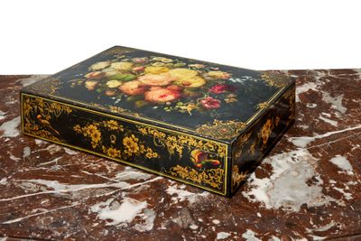 Beau coffret à couvercle bombé en bois laqué polychrome à fo…