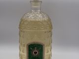 une photo d'une bouteille d'alcool posée sur une table blanche