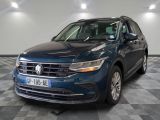 Le SUV Volkswagen bleu est garé sur un sol en carrelage à damier.