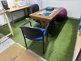 un bureau avec une chaise et une table sur laquelle est posé un ordinateur portable