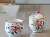 deux tasses et une cuillère posées sur une table